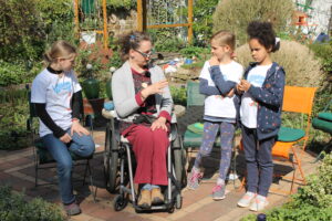Wildkräuterkunde für die Vorhang auf Kinderreporterinnen im Garten von Silke Schwarz im Kulturkloster Malgarten 2022